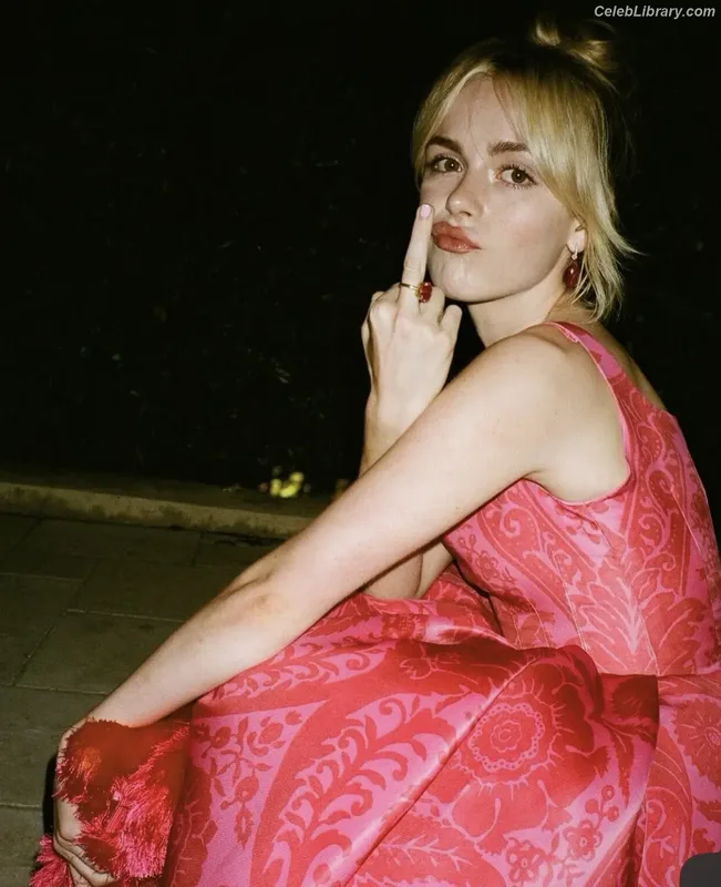 Kiernan Shipka photo 1 of 2601