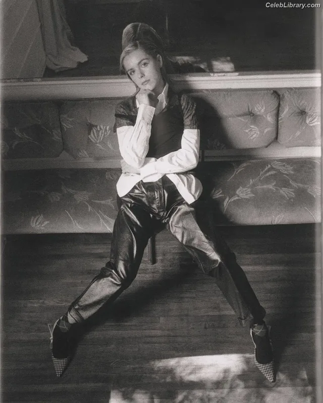 Kiernan Shipka photo 10 of 2601