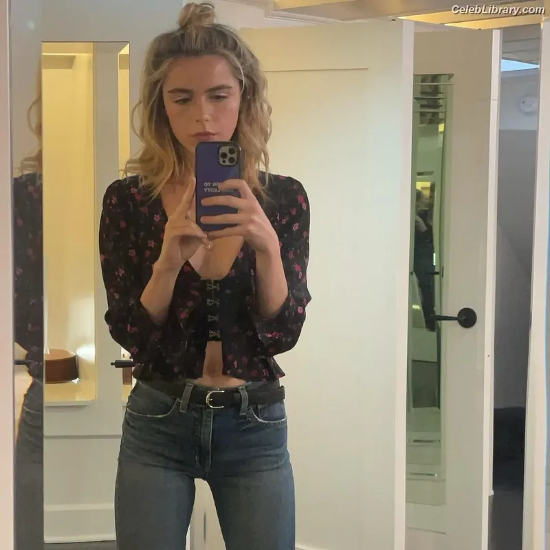 Kiernan Shipka photo 2 of 2601