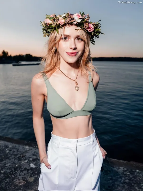 Kiernan Shipka photo 2 of 2601