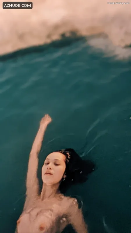 Kiko Mizuhara photo 10 of 136