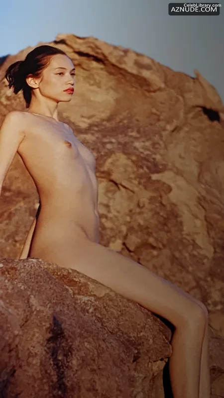 Kiko Mizuhara photo 3 of 136
