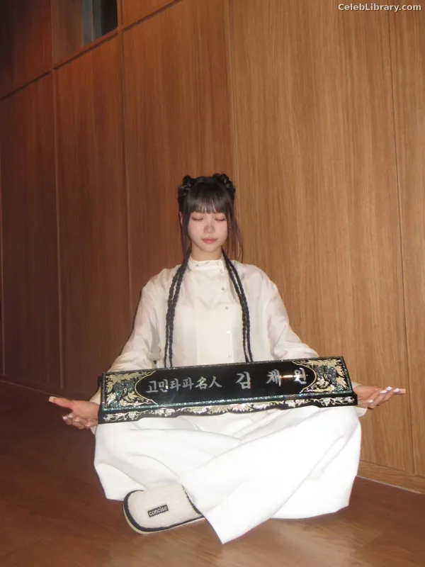 Kim Chaewon 김채원 [Le Sserafim] photo 8 of 2310