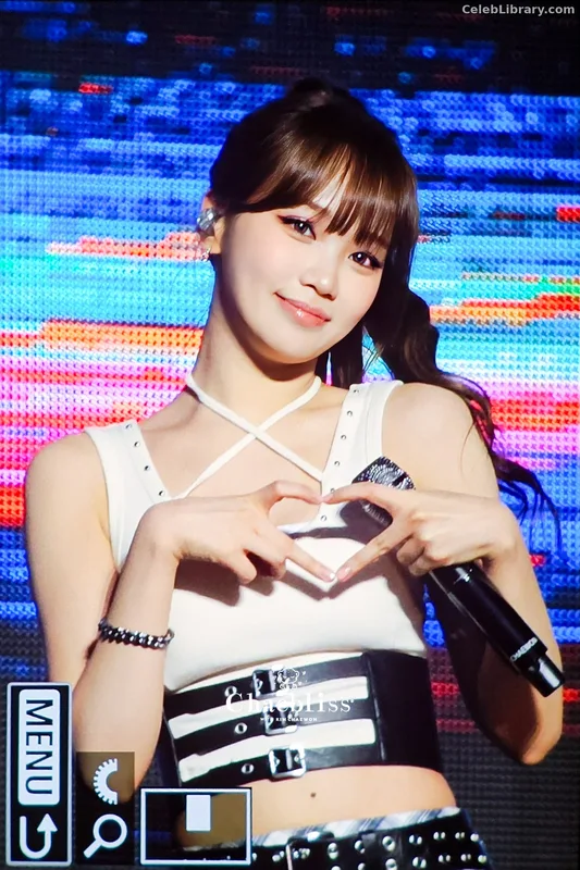 Kim Chaewon 김채원 [Le Sserafim] photo 10 of 2310