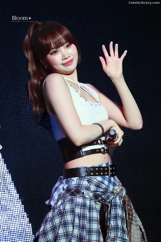 Kim Chaewon 김채원 [Le Sserafim] photo 13 of 2310