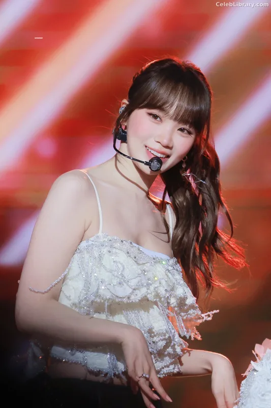 Kim Chaewon 김채원 [Le Sserafim] photo 8 of 2310