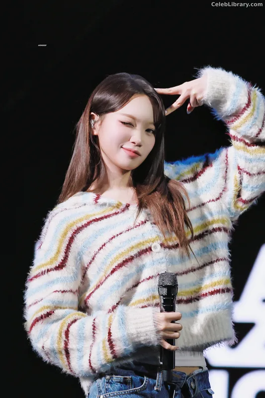 Kim Chaewon 김채원 [Le Sserafim] photo 12 of 2310