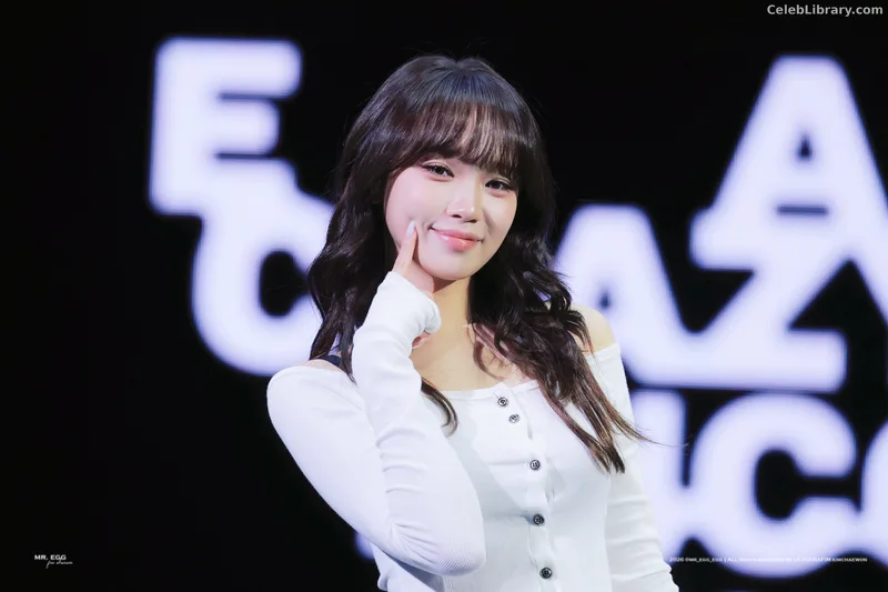 Kim Chaewon 김채원 [Le Sserafim] photo 14 of 2310