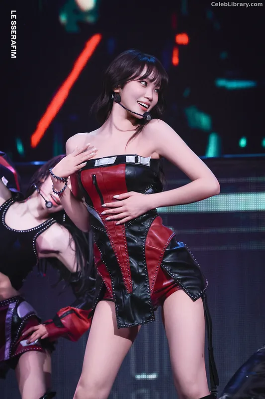 Kim Chaewon 김채원 [Le Sserafim] photo 15 of 2310