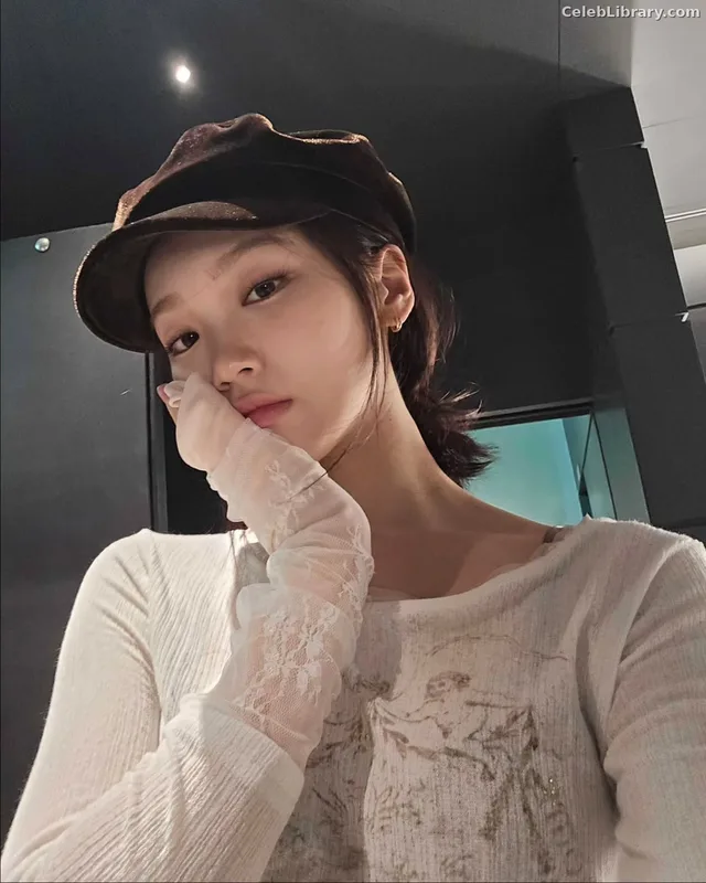 Kim Chaewon 김채원 [Le Sserafim] photo 11 of 2310