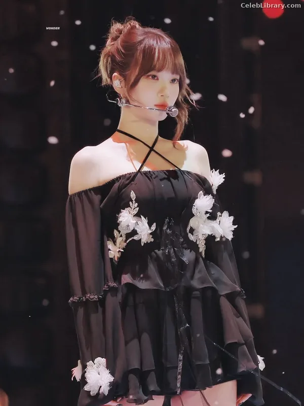 Kim Chaewon 김채원 [Le Sserafim] photo 21 of 2310