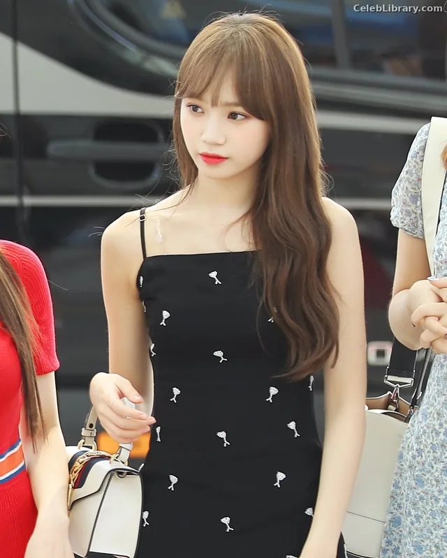 Kim Chaewon 김채원 [Le Sserafim] photo 10 of 2310