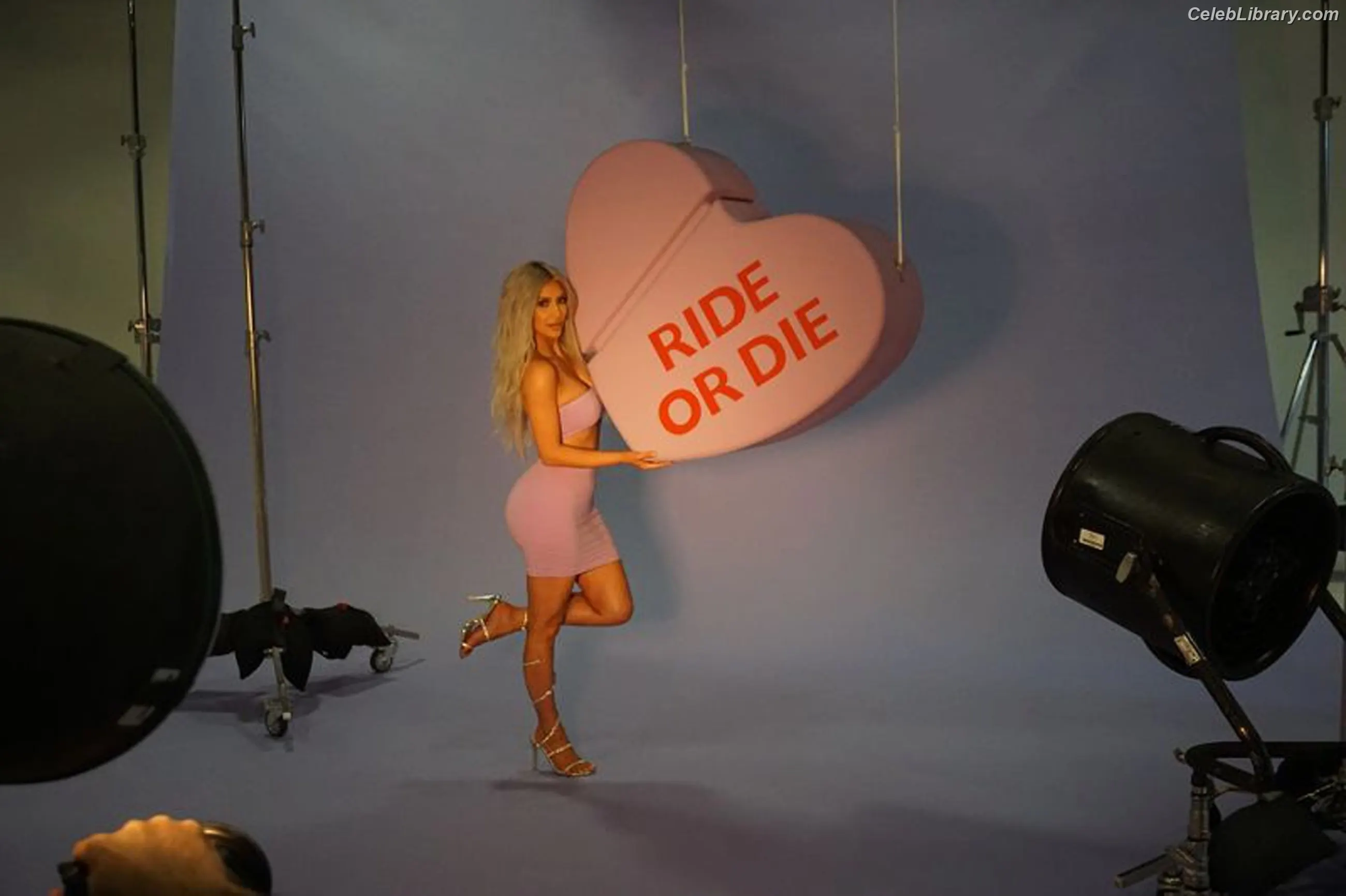 Kim Kardashian photo 15 of 4169