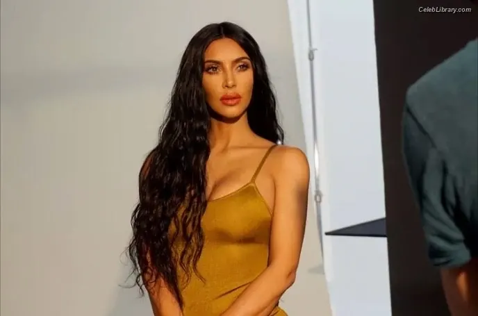 Kim Kardashian photo 17 of 4169