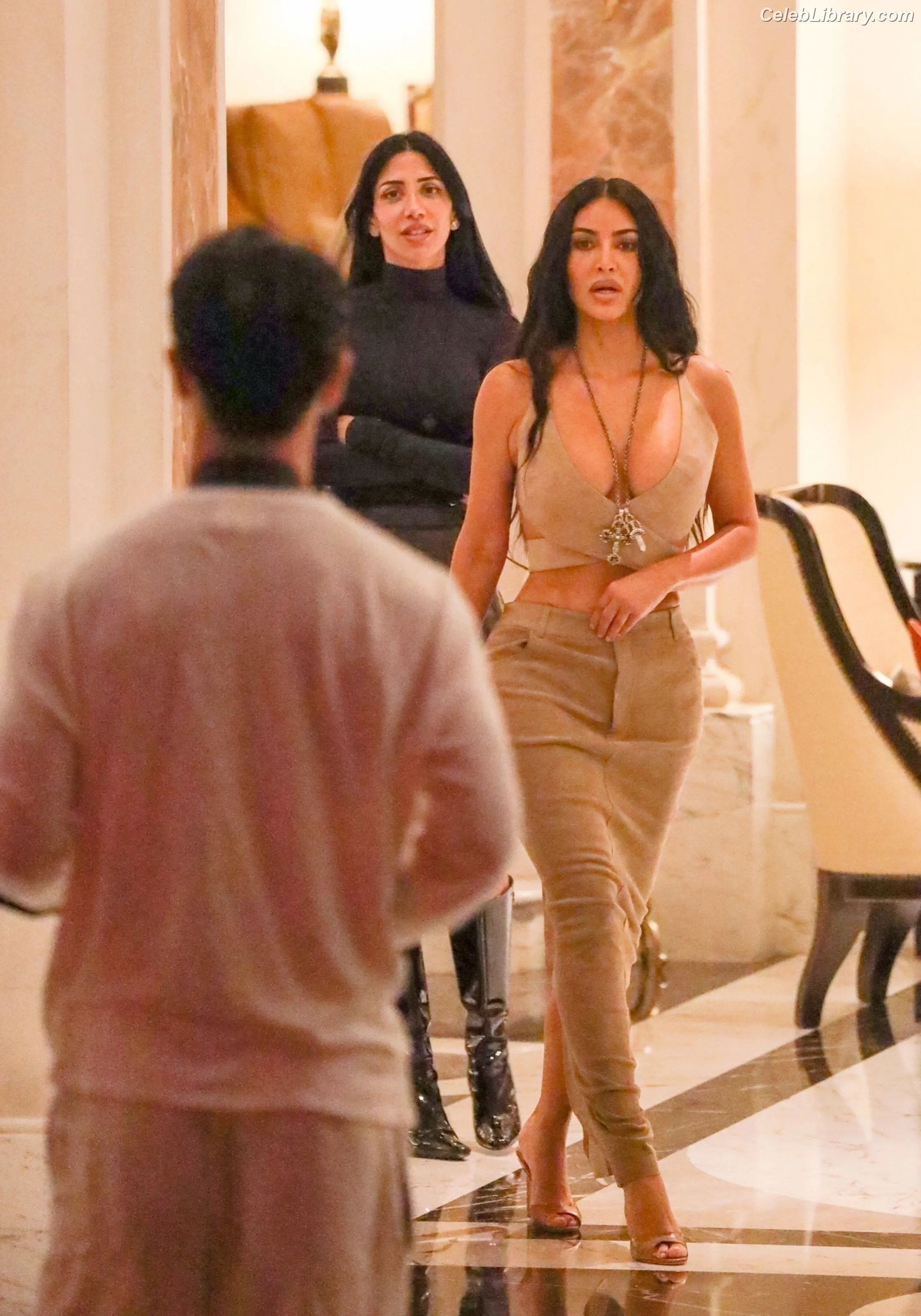 Kim Kardashian photo 19 of 4169