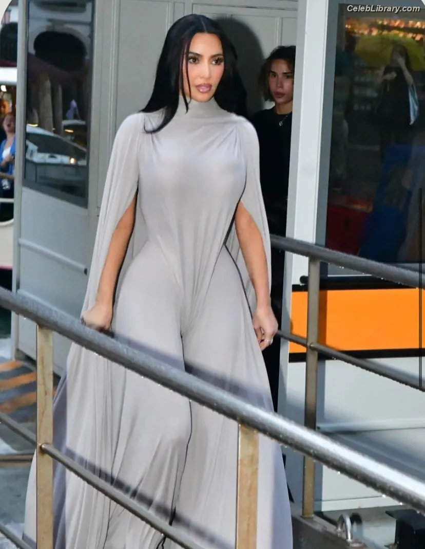 Kim Kardashian photo 10 of 4169