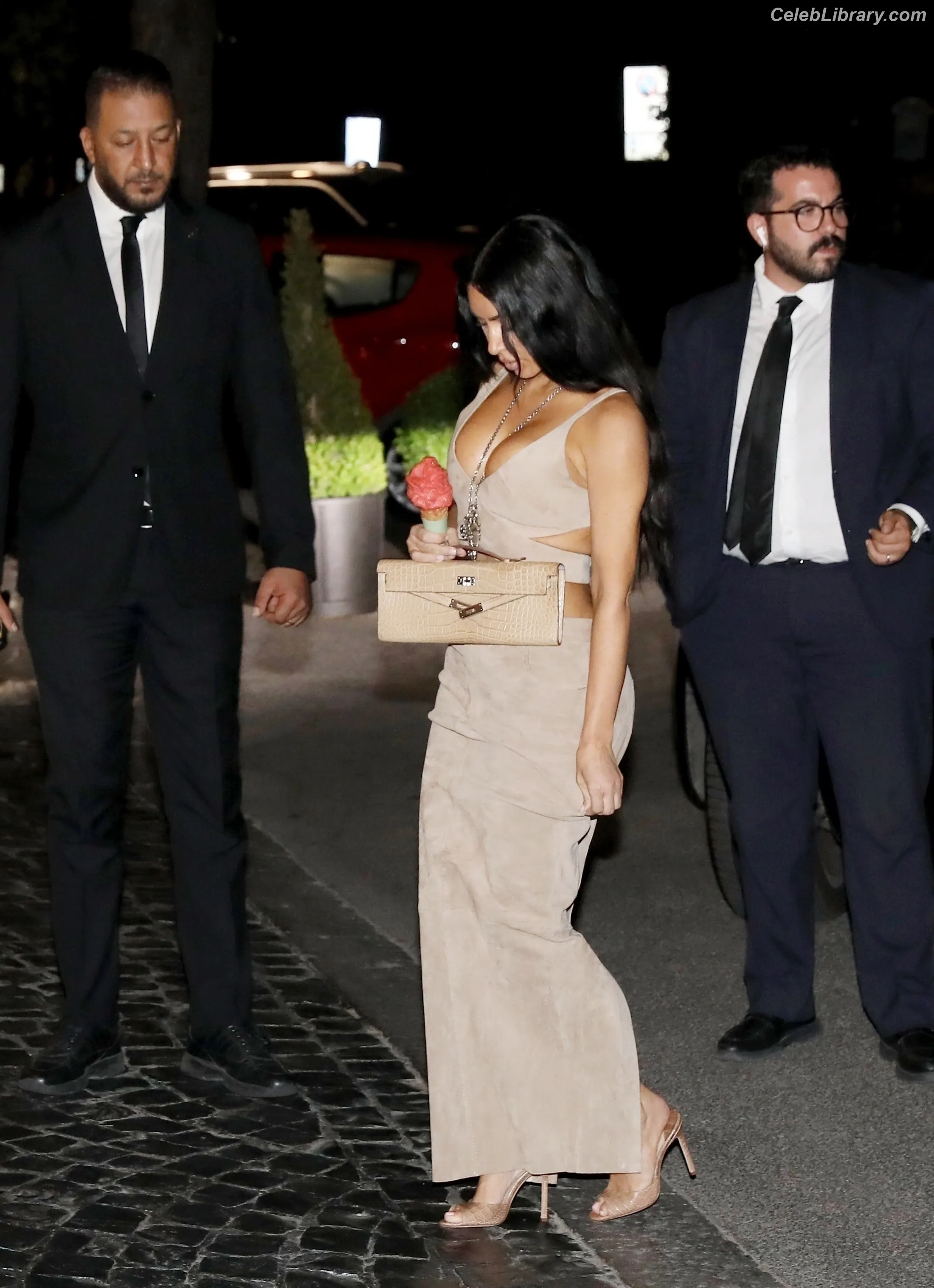 Kim Kardashian photo 16 of 4169