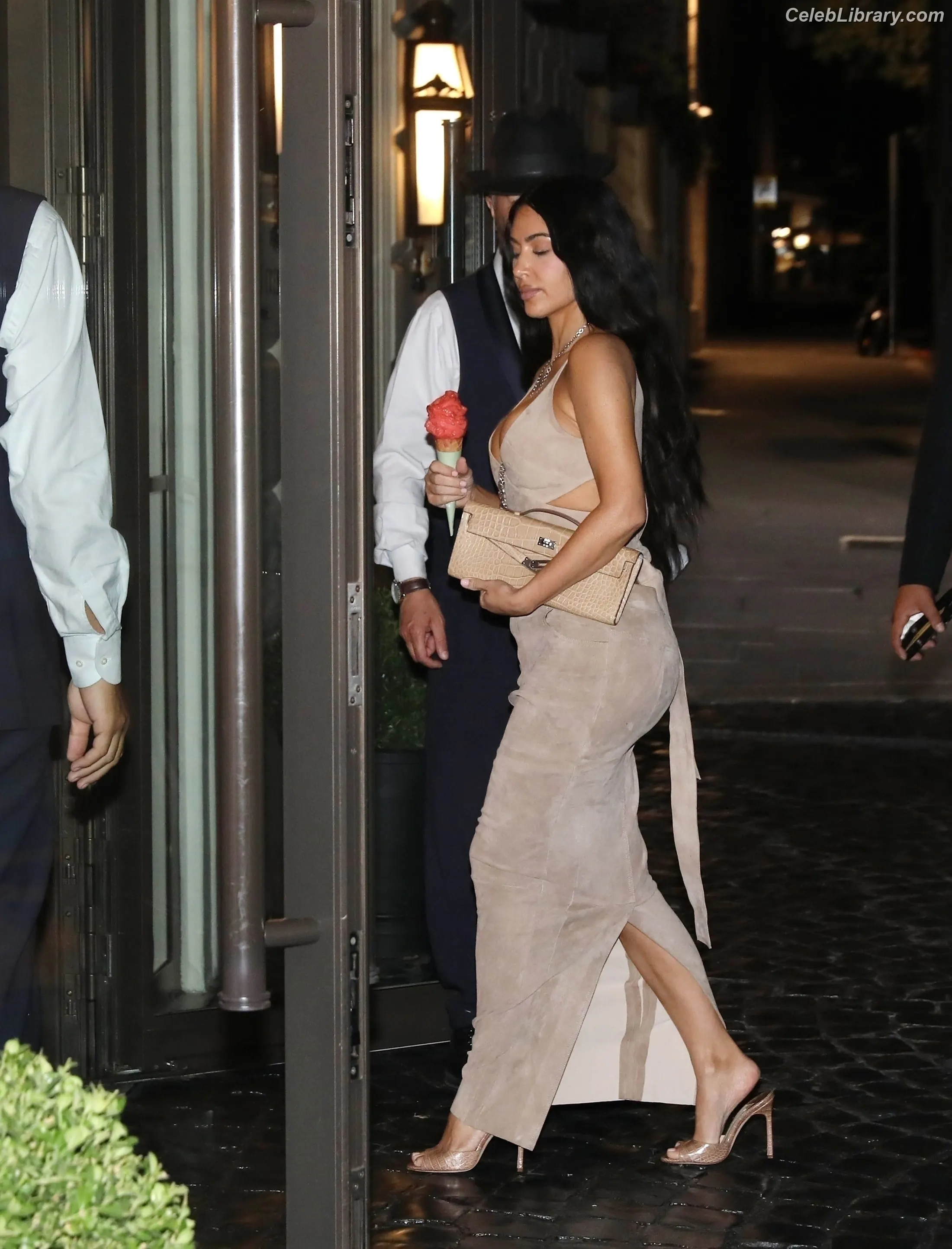 Kim Kardashian photo 1 of 4169
