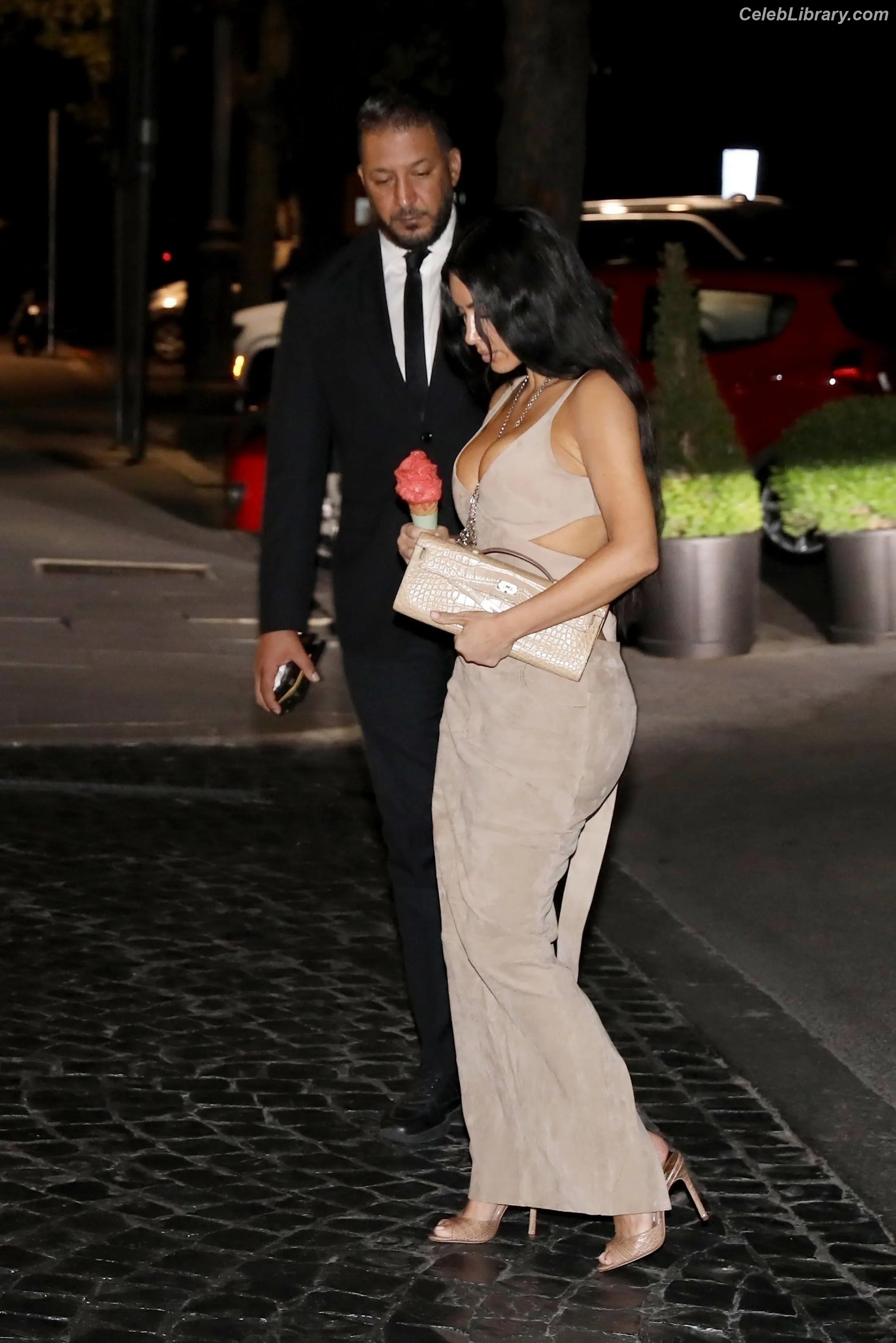 Kim Kardashian photo 4 of 4169
