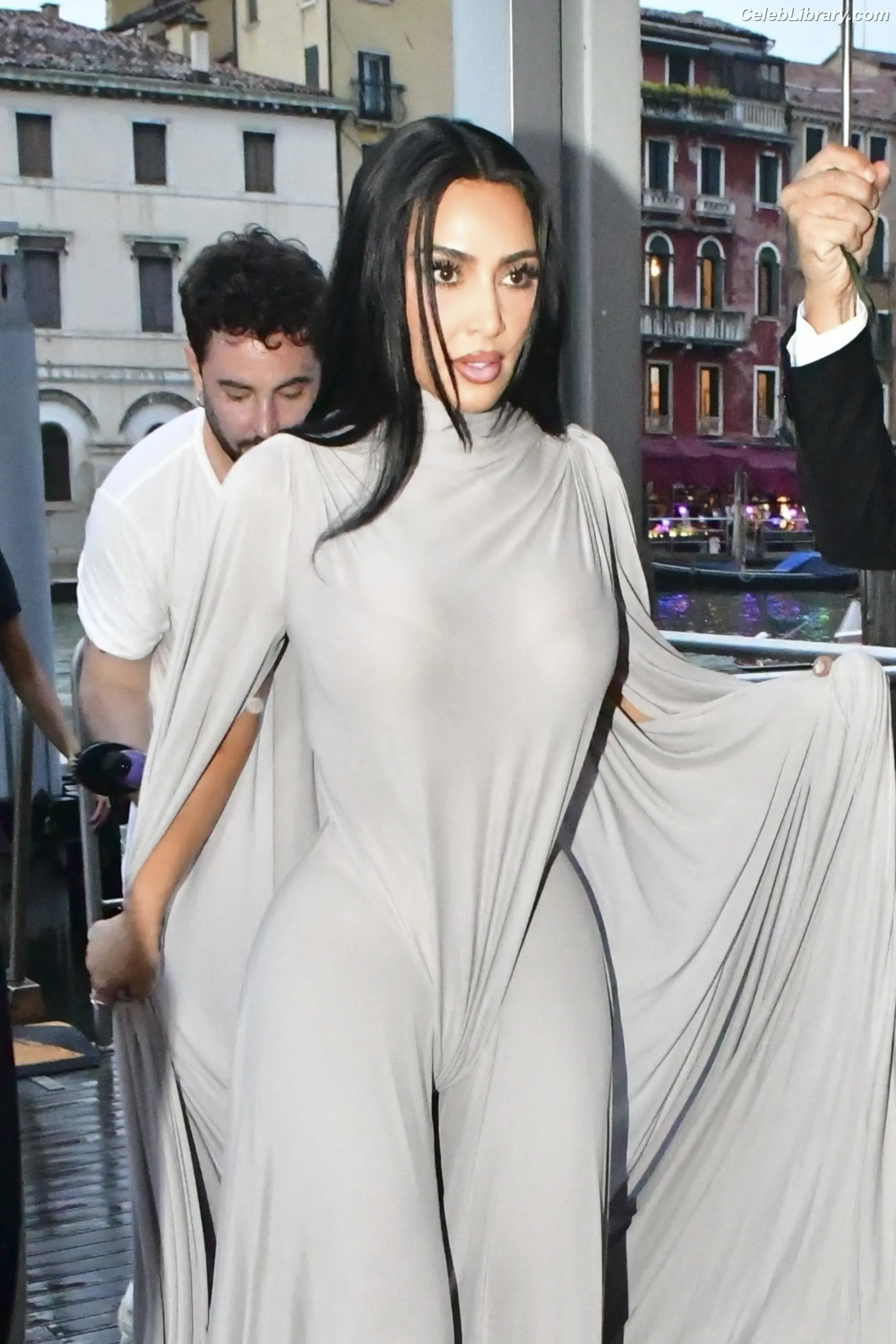 Kim Kardashian photo 24 of 4169