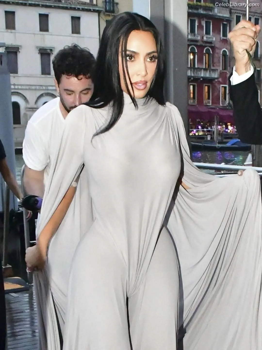 Kim Kardashian photo 23 of 4169