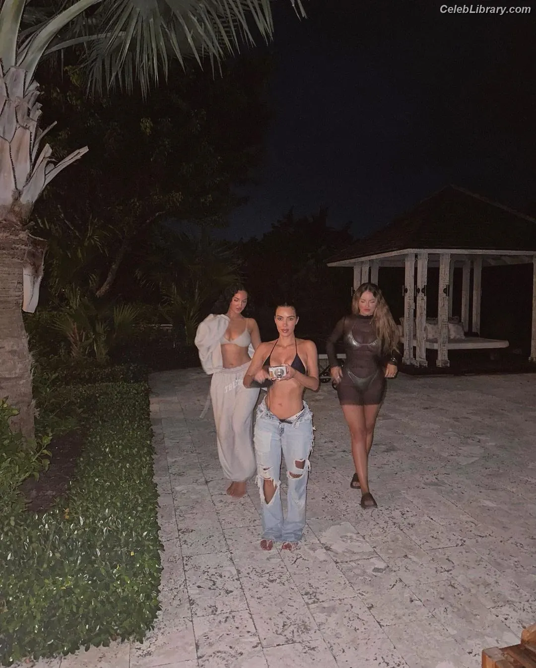 Kim Kardashian photo 11 of 4169