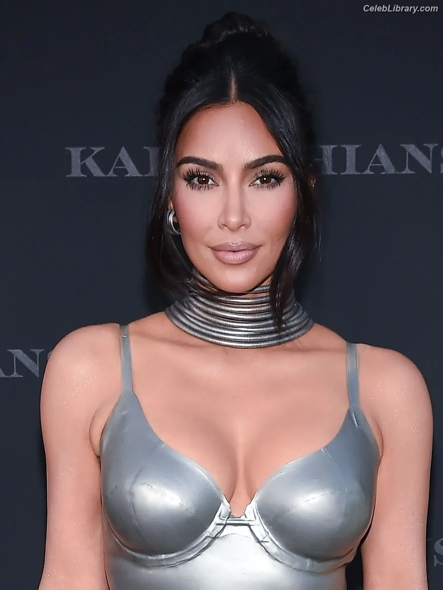 Kim Kardashian photo 24 of 4169