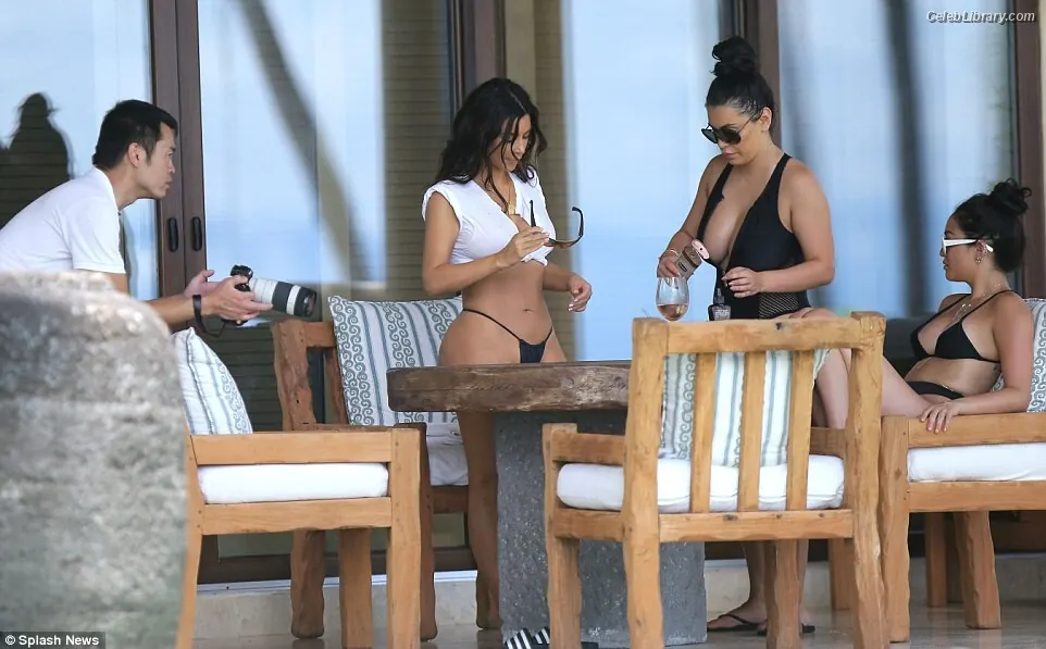 Kim Kardashian photo 16 of 4169