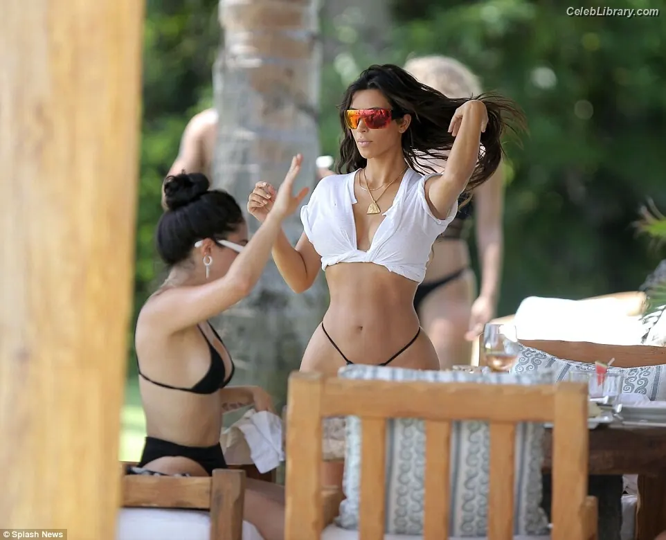 Kim Kardashian photo 21 of 4169