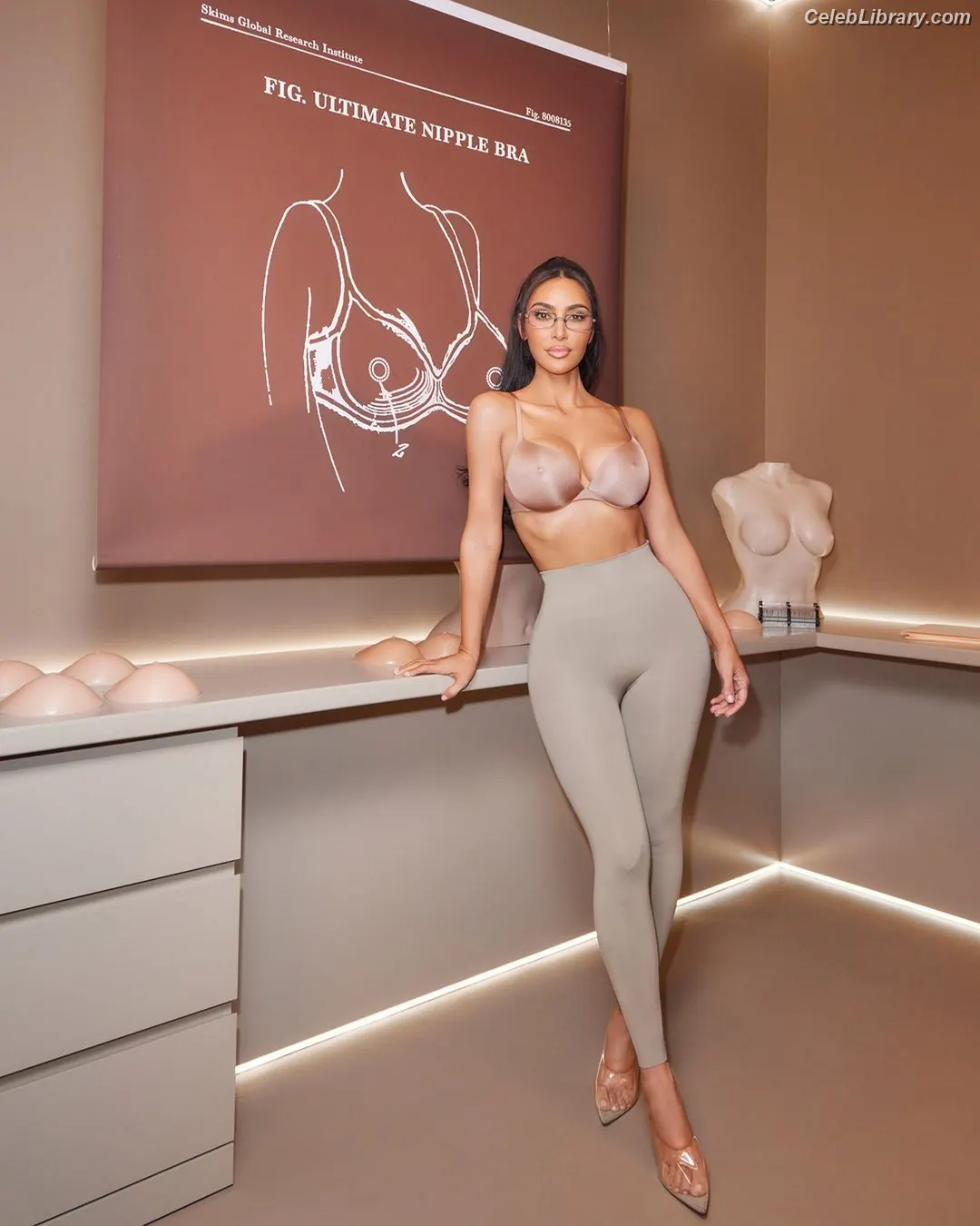 Kim Kardashian photo 11 of 4169