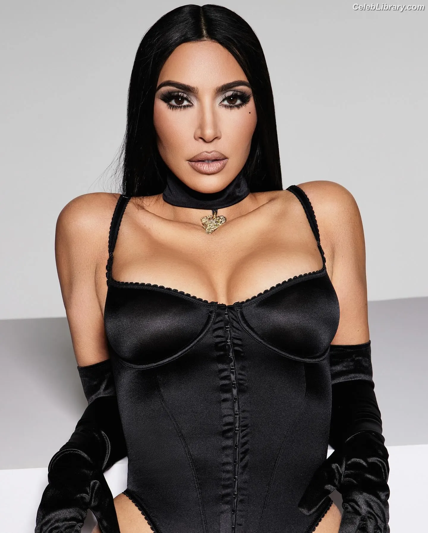 Kim Kardashian photo 7 of 4169