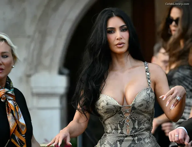 Kim Kardashian photo 9 of 4169