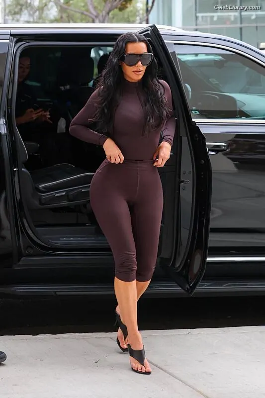 Kim Kardashian photo 12 of 4169