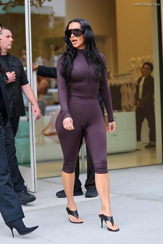 Kim Kardashian photo 16 of 4169