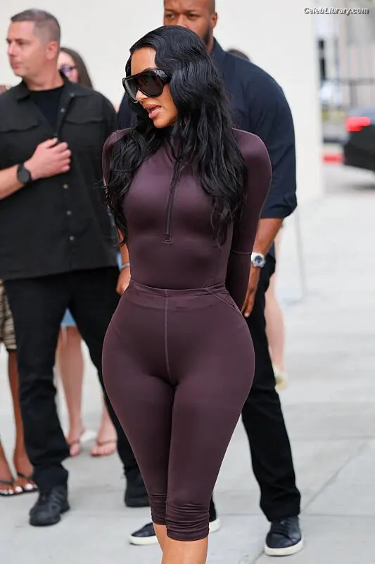 Kim Kardashian photo 17 of 4169