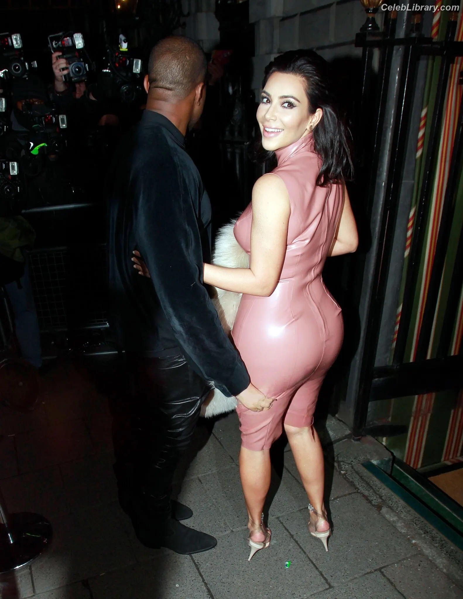 Kim Kardashian photo 8 of 4169