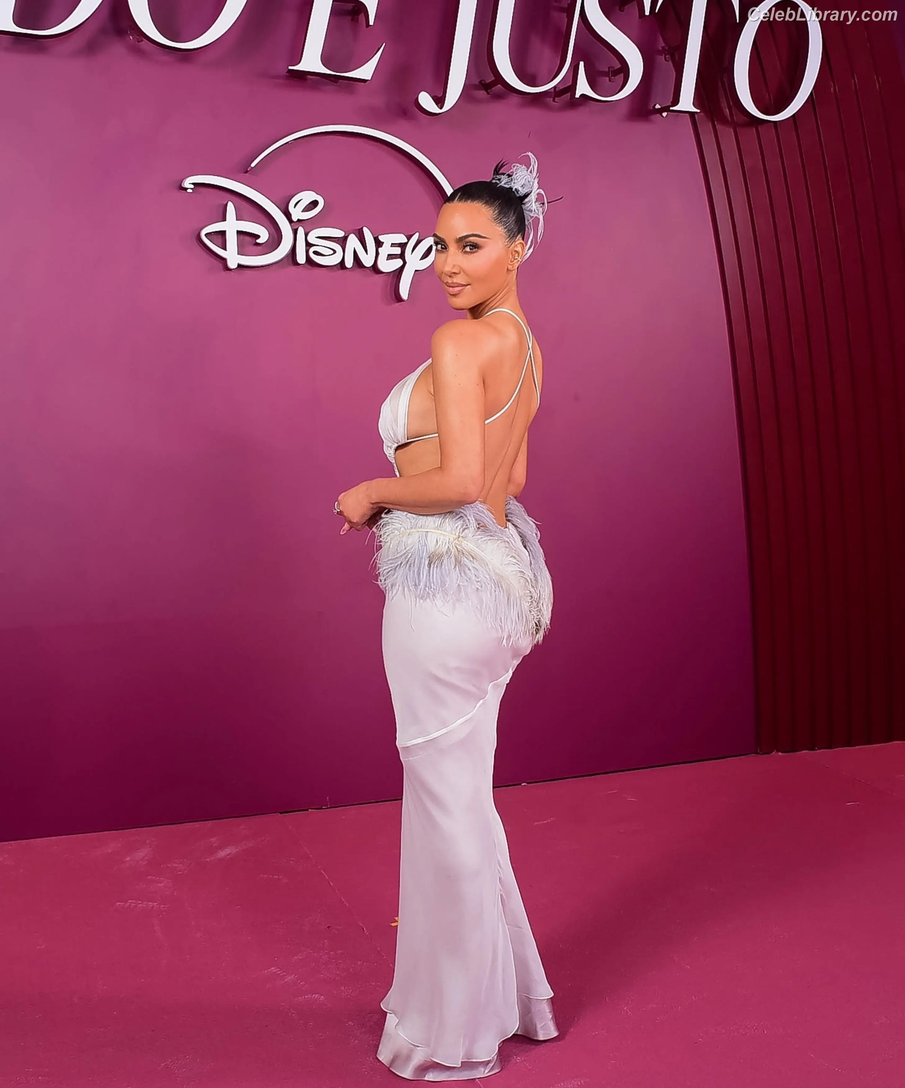 Kim Kardashian photo 5 of 4169