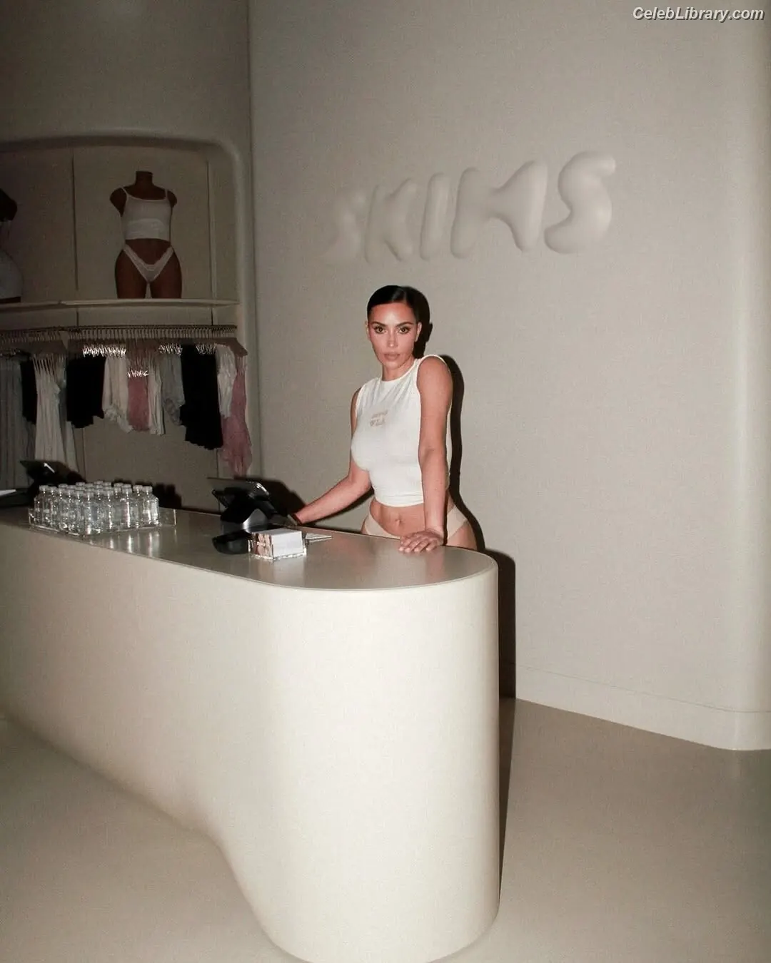 Kim Kardashian photo 15 of 4169