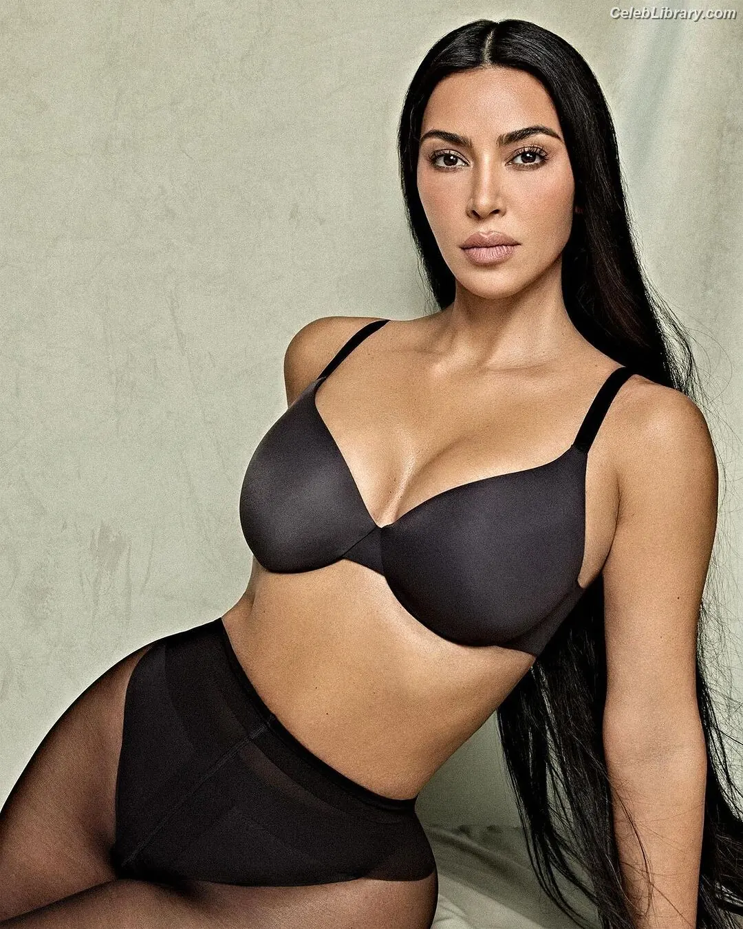 Kim Kardashian photo 11 of 4169