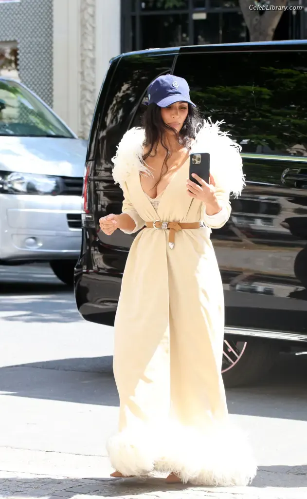 Kim Kardashian photo 16 of 4169
