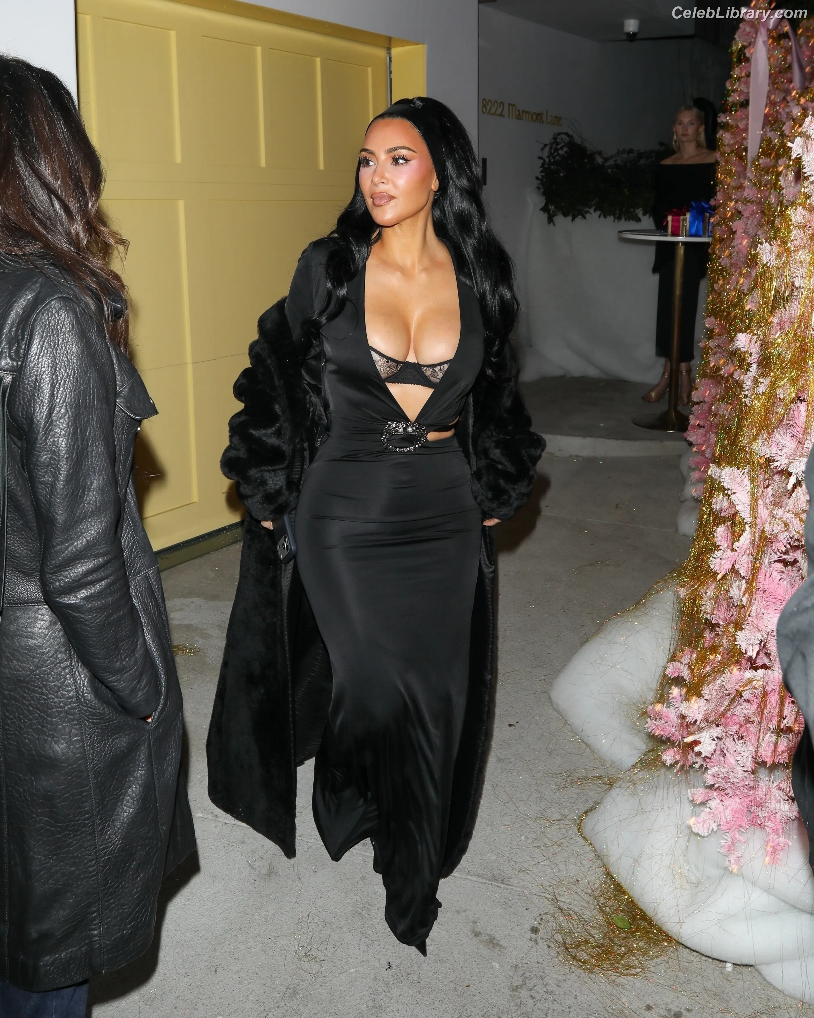 Kim Kardashian photo 22 of 4169