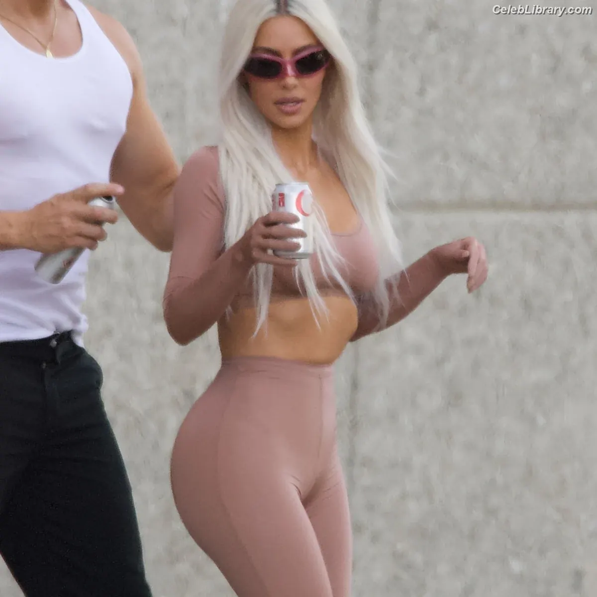 Kim Kardashian photo 12 of 4169