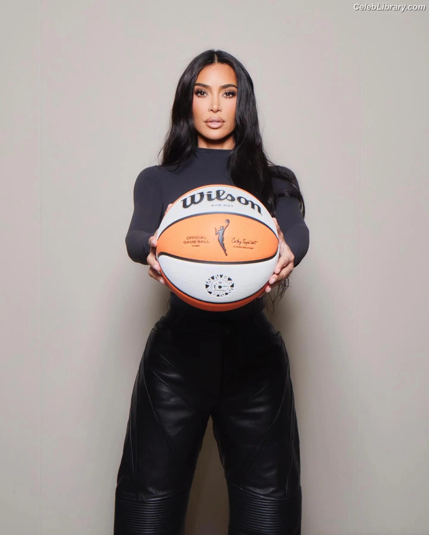 Kim Kardashian photo 3 of 4169