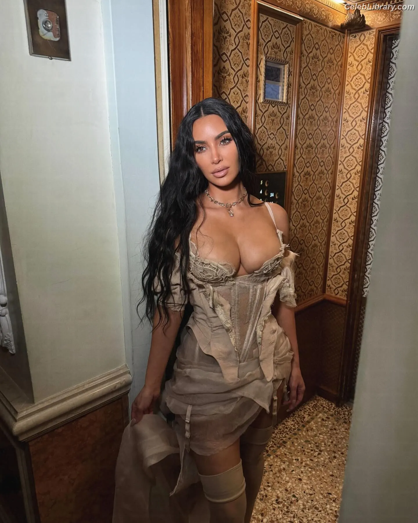Kim Kardashian photo 18 of 4169