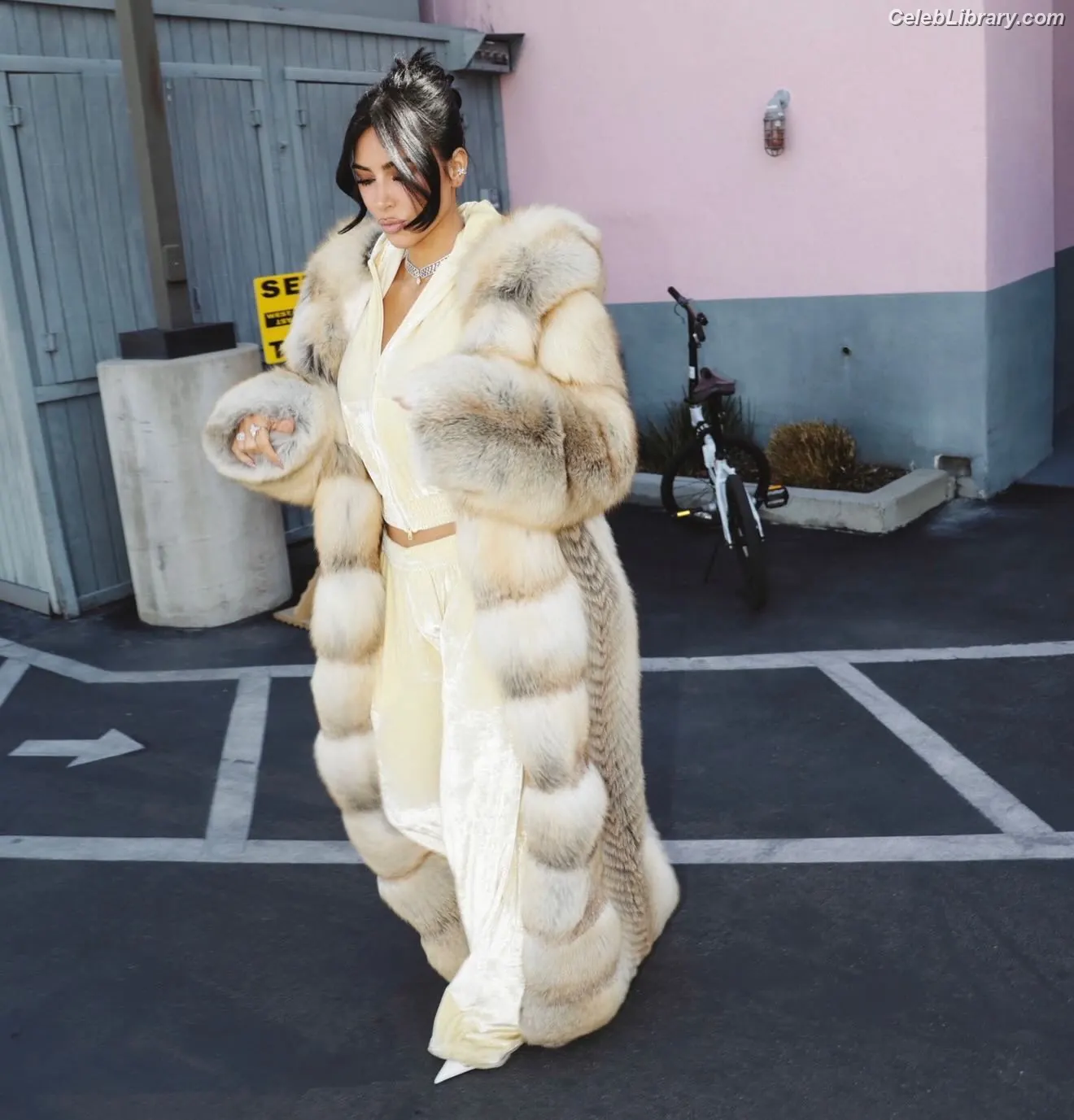 Kim Kardashian photo 13 of 4169