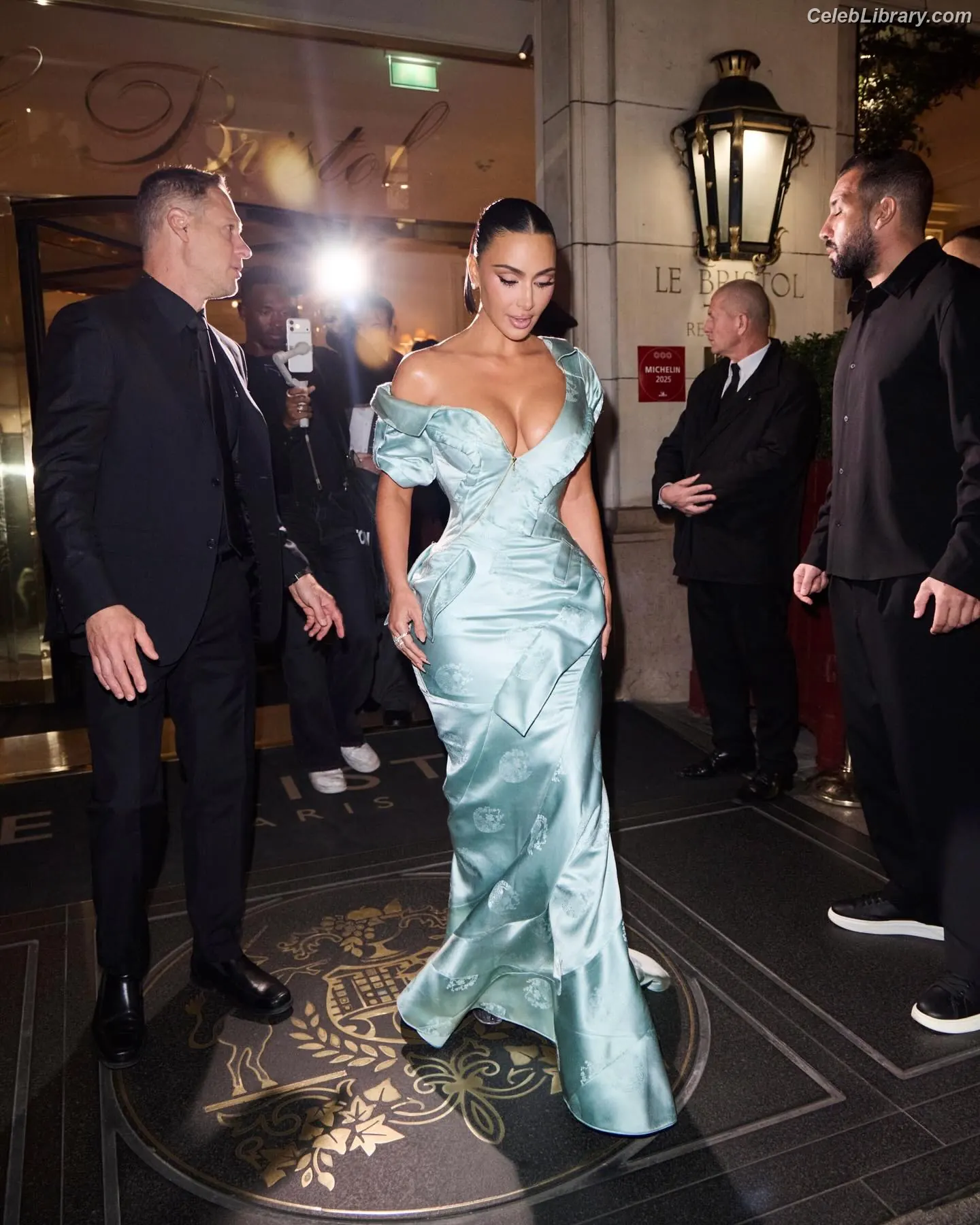 Kim Kardashian photo 13 of 4169
