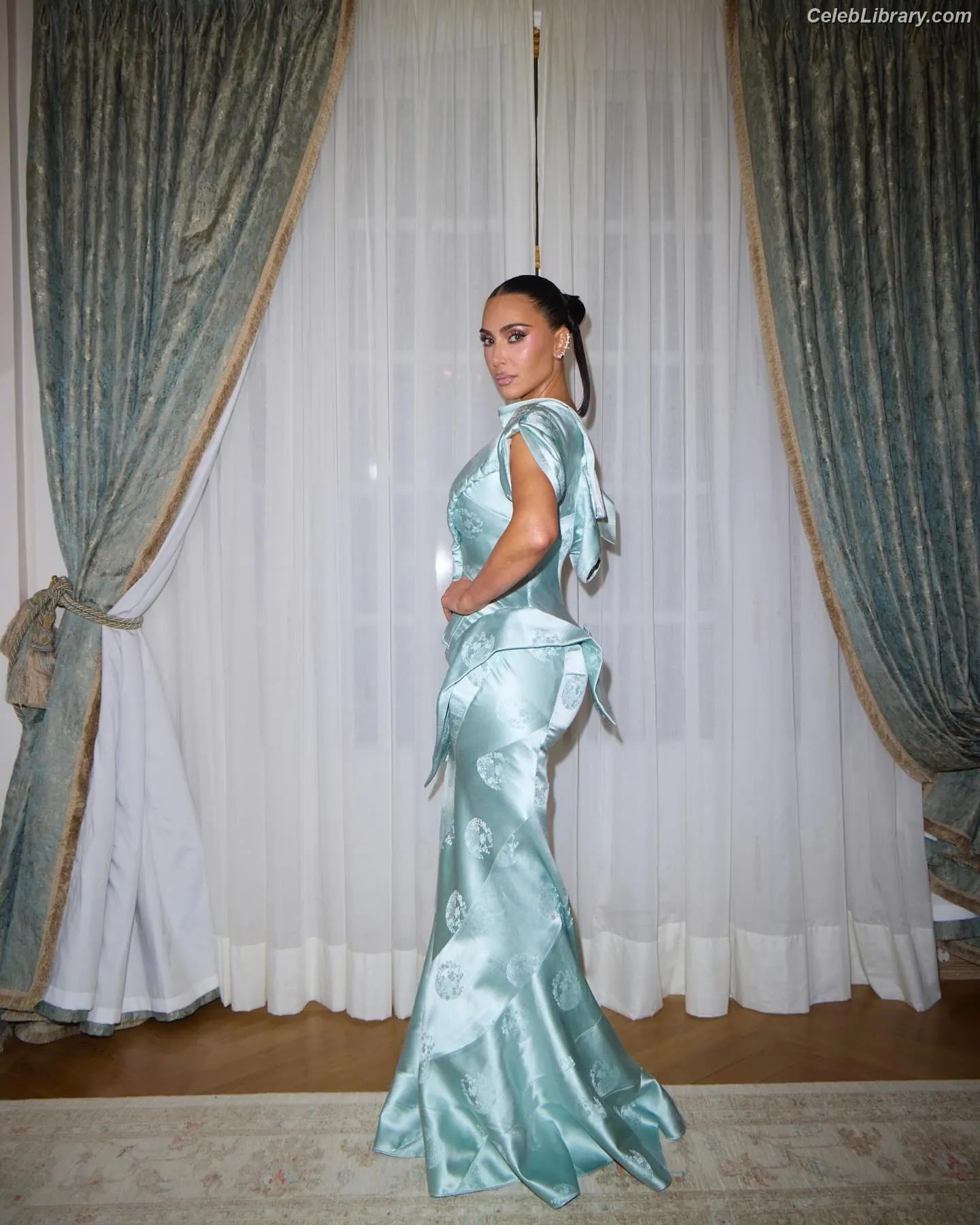 Kim Kardashian photo 22 of 4169