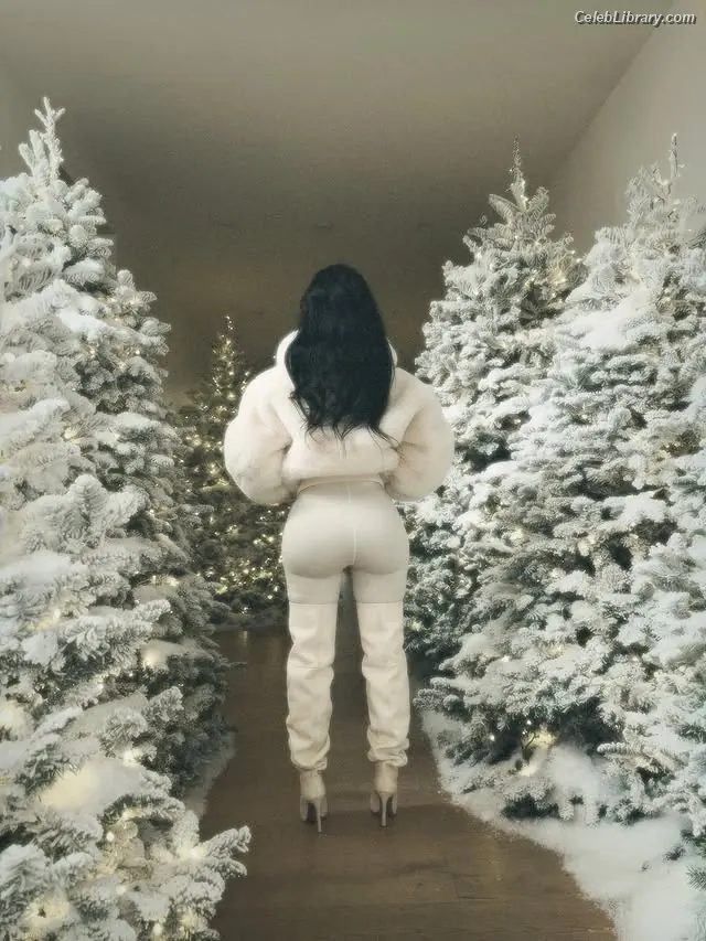 Kim Kardashian photo 24 of 4169