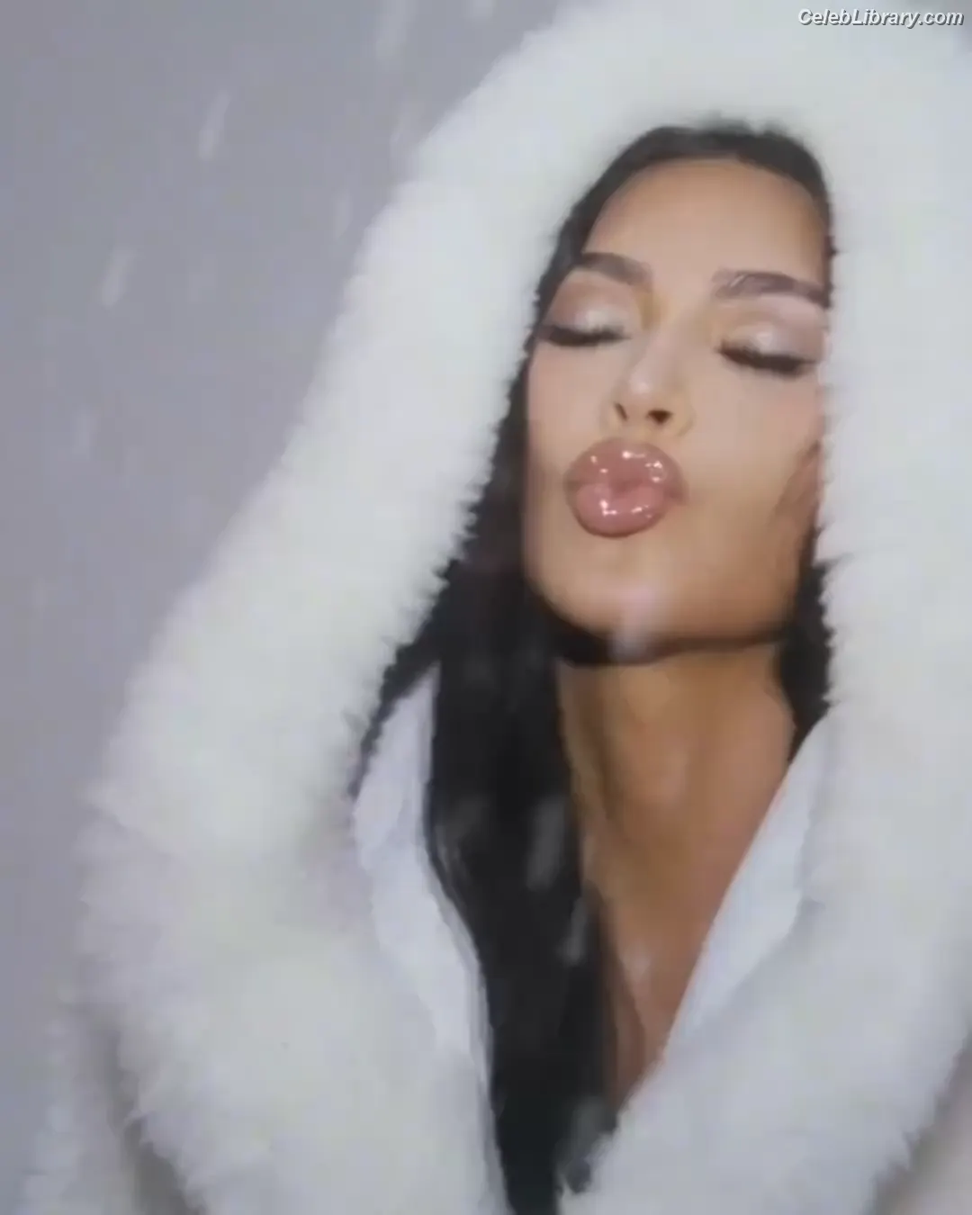 Kim Kardashian photo 13 of 4169