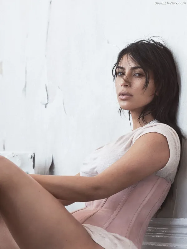 Kim Kardashian photo 6 of 4170